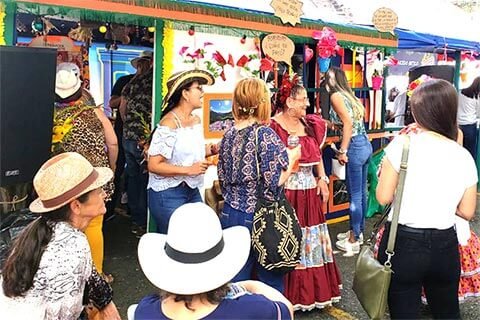 fondas, chivas y flores, cabalgata